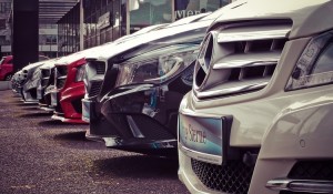 Українцям спростили зняття з обліку автомобілів та доставлення прав, техпаспортів та номерів
