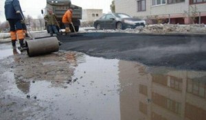У Рівному бітум засипають просто у калюжі з водою (ВІДЕО)