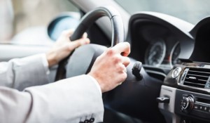 Які речі краще не зберігати в салоні автомобіля